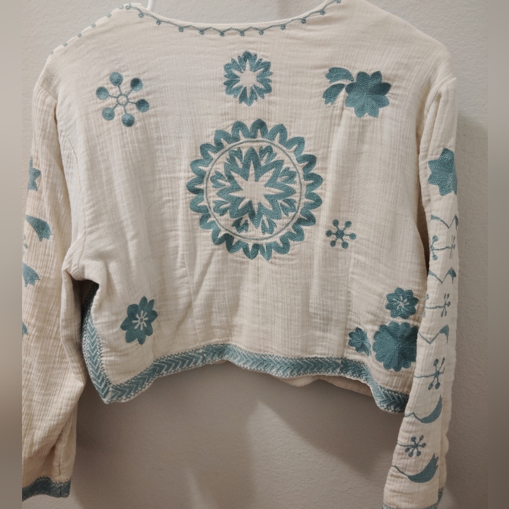 🦋Soft Surroundings Cream and Blue Floral Blouse - Picture 6 of 8